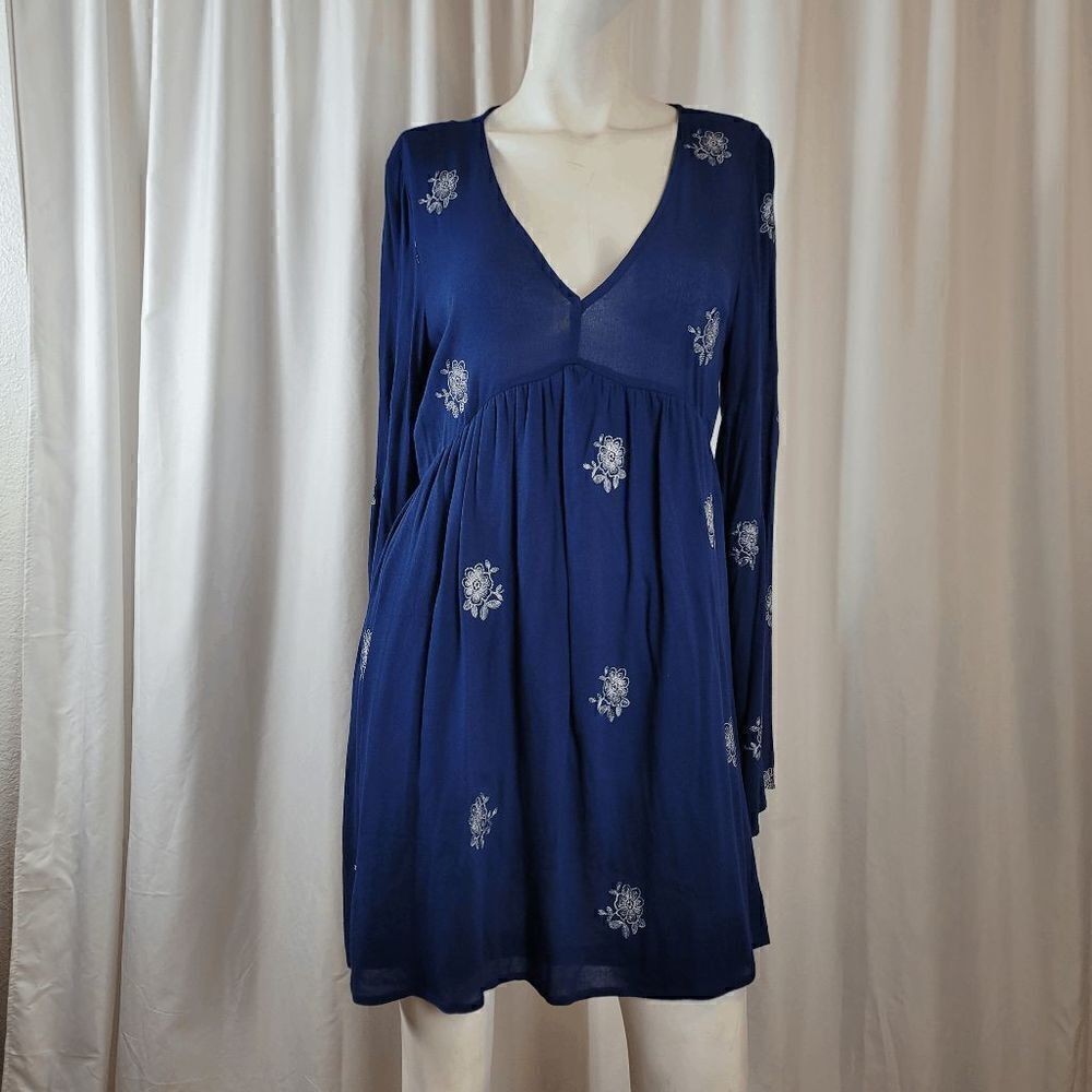 Chelsea & Violet womens Sz small blue embroidered flowers bell sleeves dress